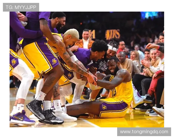 浓眉哥复出帮助湖人逆转太阳 詹姆斯力挺队友展现领袖风范